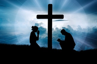 Betende Menschen unterm Kreuz
