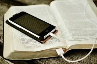 Bibel und Smartphone